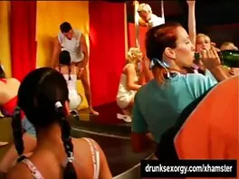 Đối tượng chiếu phim sex của lào hấp dẫn tóc mượt nằm trên sàn nhà lạnh giá